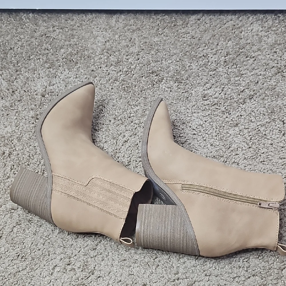 Universal Thread chic tan